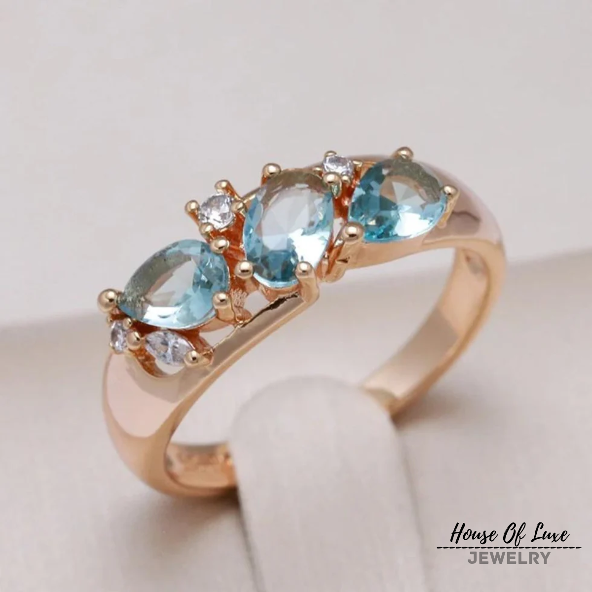 ELEGANT BLUE VINTAGE ZIRCONIA RING IN GOLD