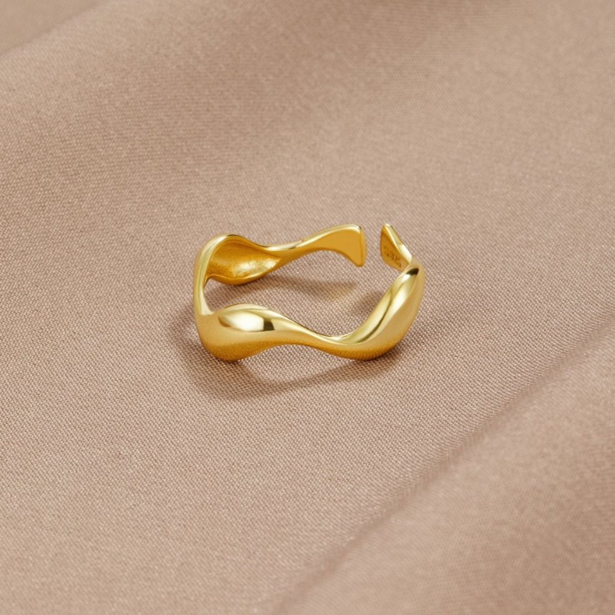 ELEGANT WAVE RING
