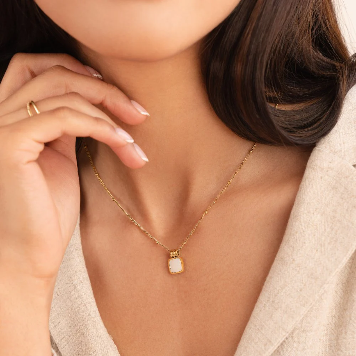 LUCIA WHITE SHELL PENDANT NECKLACE