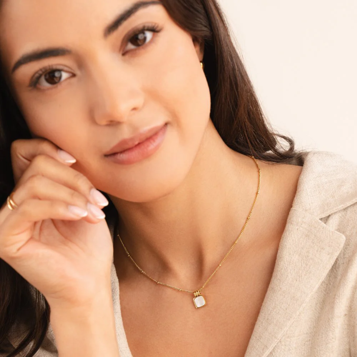 LUCIA WHITE SHELL PENDANT NECKLACE