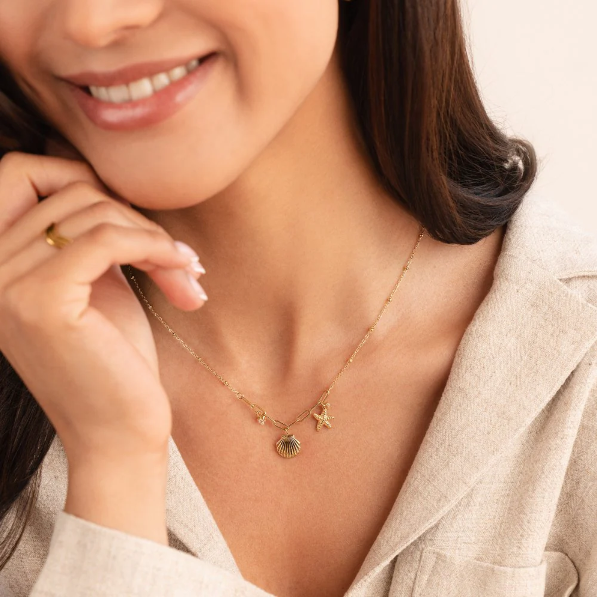 GOLDEN SEASHELL STARFISH NECKLACE