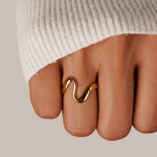 STUNNING GOLD WAVE RING